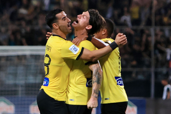 Stoiximan Super League: Η βαθμολογία μετά τη νίκη της ΑΕΚ στο Βόλο με δέκα παίκτες