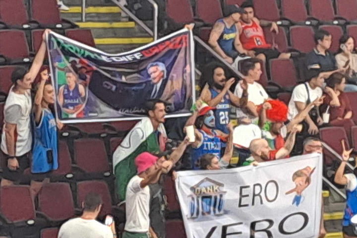 MundoBasket 2023, Ιταλία – ΗΠΑ: Οι Ιταλοί φίλαθλοι σήκωσαν πανό στην εξέδρα χαρακτηρίζοντας… Πινόκιο τον Μπανκέρο