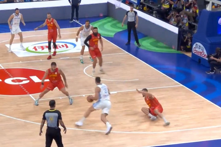 MundoBasket 2023, Ελλάδα – Μαυροβούνιο: Ο Παπαπέτρου ζάλισε τον Ντρόμπνιακ και τον έριξε στο παρκέ, πριν βγάλει ασίστ στον Μποχωρίδη