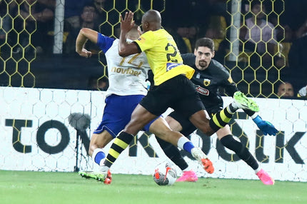 ΑΕΚ – Ατρόμητος: Ο Ανγκιέλσκι έκανε το 1-1 στο 89′ με πέναλτι που έκανε ο Σιντιμπέ, αποβλήθηκε ο Γάλλος