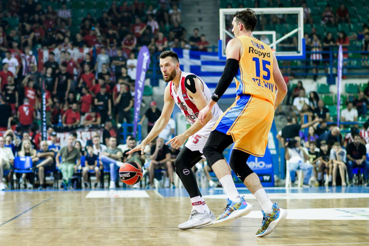Ολυμπιακός – Μακάμπι 71-68: Ο εξαιρετικός Πίτερς οδήγησε τους ερυθρόλευκους στην κατάκτηση του “Νεόφυτος Χανδριώτης”