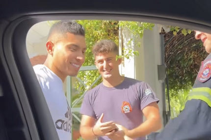 ΑΕΚ: Τρελαμένοι πυροσβέστες σταμάτησαν τον Πινέδα για φωτογραφία στη μέση του δρόμου