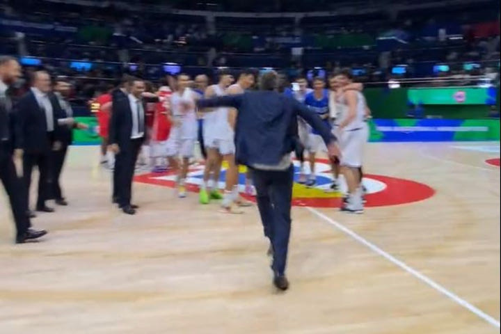 MundoBasket 2023, Ιταλία: Ο Ποτσέκο όρμησε στην αγκαλιά των παικτών του μετά την πρόκριση στα νοκ-άουτ