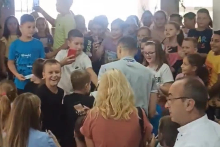 MundoBasket 2023, Σερβία: Πανικός από παιδάκια και αποθέωση για τον Αβράμοβιτς σε δημοτικό στο Τσάτσακ