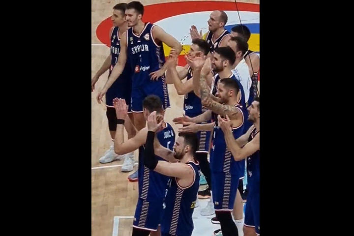 MundoBasket 2023: Οι παίκτες της Σερβίας φώναξαν ρυθμικά το όνομα του Σίμανιτς μετά το θρίαμβο κόντρα στη Λιθουανία