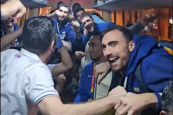 MundobBasket 2023, Σερβία: Με Freed from Desire πανηγύρισαν στο πούλμαν οι παίκτες του Πέσιτς