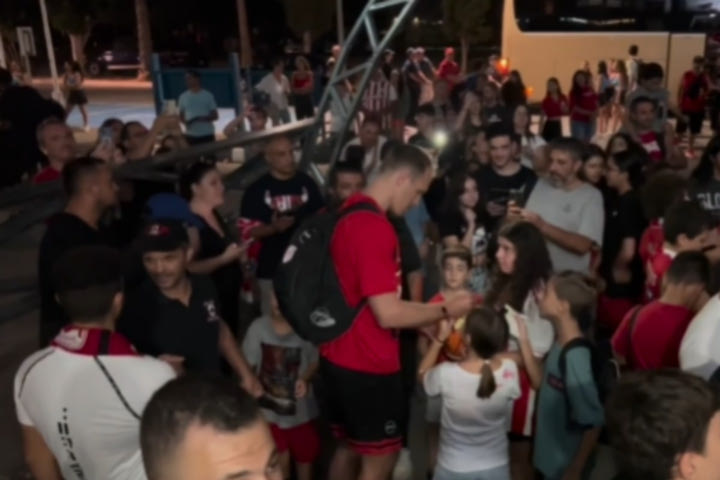 Ολυμπιακός: Η αποθέωση του κόσμου μετά τον αγώνα με την Μακάμπι και τα αυτόγραφα των παικτών