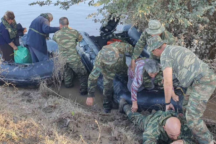 Πρώην μέλος του Λαυρίου ο υπαξιωματικός Στάθης Κοτρέτσος που ξάπλωσε στις λάσπες για να πατήσει πάνω του μία γιαγιά στη Θεσσαλία