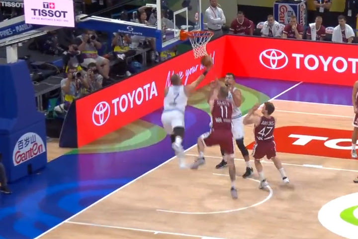 MundoBasket 2023: Ο Τόνουτ έπαθε… Μάικλ Τζόρνταν και σημείωσε απίθανο ανάποδο λέι-απ