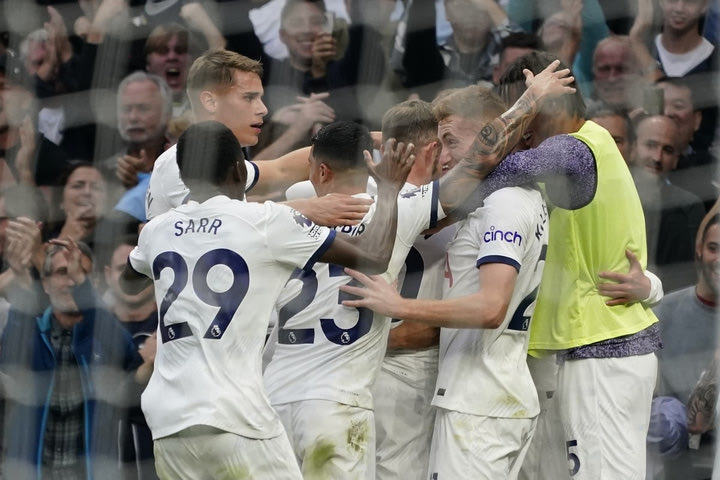 Τότεναμ – Λίβερπουλ 2-1: Τα σπιρούνια λύγισαν τους 9 παίκτες των ρεντς με αυτογκόλ του Μάτιπ στο 90+6′