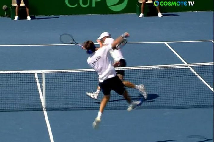 Davis Cup: Ο Τσιτσιπάς βρήκε άθελά του με smash τον Κλέιν