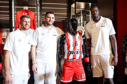 Ολυμπιακός: Το VIDEO από την παρουσίαση των νέων εμφανίσεων και όσα δήλωσαν Μπαρτζώκας, Παπανικολάου, Μπαφές