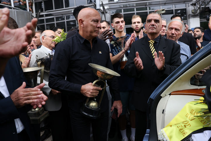 Γιάννης Ιωαννίδης: Συγκινημένος ο Νίκος Γκάλης, αγκαλιά με το τρόπαιο, δίπλα στο φέρετρο