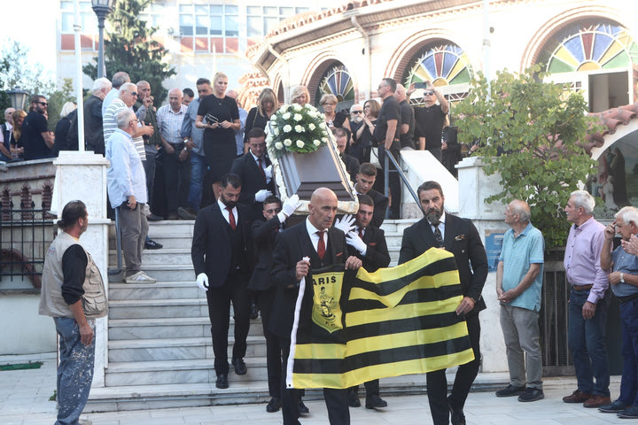 Άρης: Το τελευταίο “αντίο” στον Γιάννη Μιχαλήτσο με τη σημαία των κίτρινων μπροστά από το φέρετρο