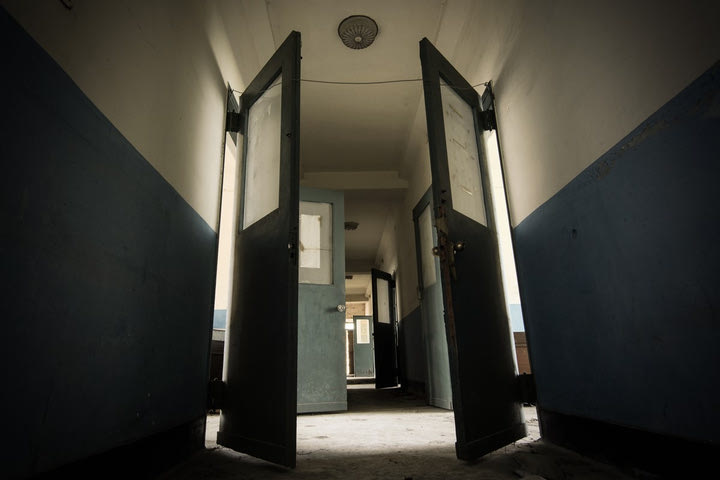Βάρδια σε ψυχιατρική κλινική δημόσιου νοσοκομείου. Μια ψυχολόγος στο Αιγινήτειο αφηγείται
