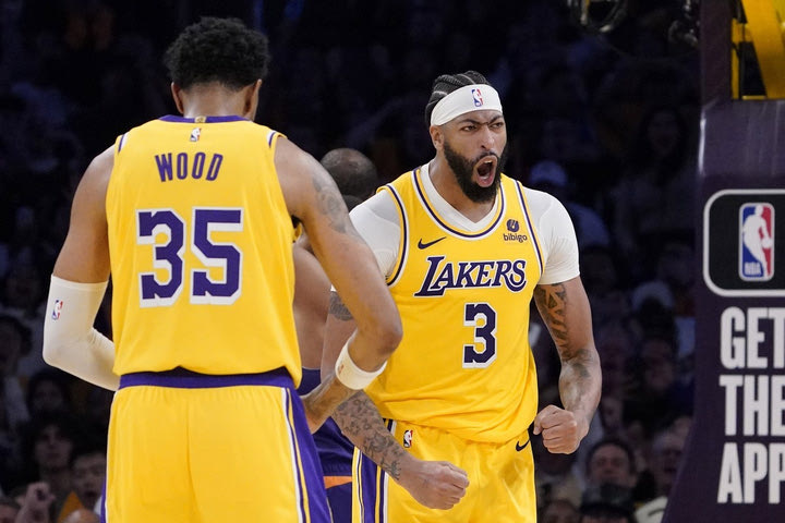 NBA: Ντέιβις και Ράσελ ξελάσπωσαν τους Λέικερς κόντρα στους Μάτζικ, οριακή νίκη με 106-103 του Λ.Α