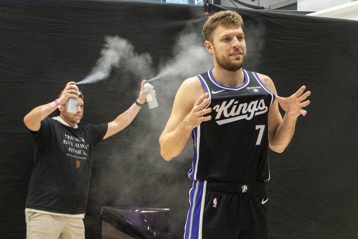 Ο Σάσα Βεζένκοβ δεν είναι ο τυπικός rookie του NBA και γι’ αυτό απαλλάχθηκε από τα καθήκοντα του πρωτοεμφανιζόμενου