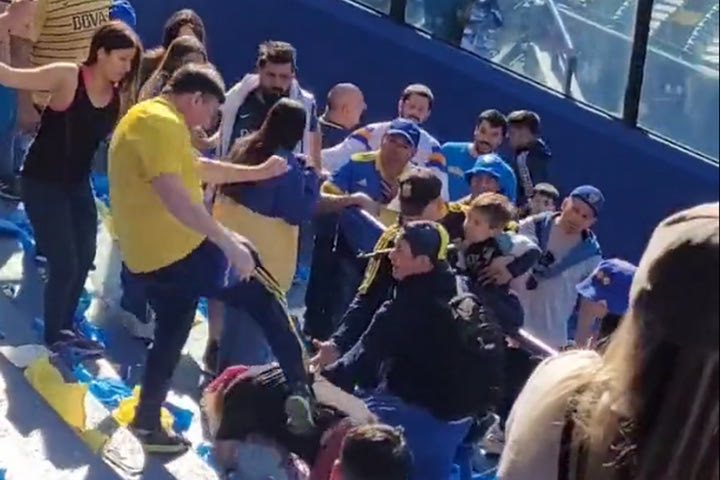 Μπόκα – Ρίβερ: Ξυλοκοπήθηκε οπαδός των φιλοξενούμενων στις εξέδρες του “Μπομπονέρα”