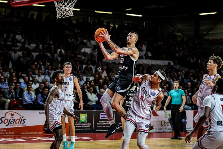 Basketball Champions League: Χαμός στο Σολέ – Ρίγα με άστοχη βολή που μέτρησε και ακυρώθηκε μετά το ματς, με αποτέλεσμα το παιχνίδι να λήξει αντί να πάει παράταση