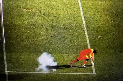 Μονπελιέ – Κλερμόν: Διακοπή για τραυματισμό τερματοφύλακα από βεγγαλικό