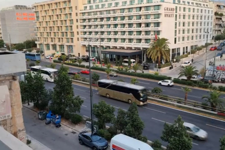 Ολυμπιακός – Γουέστ Χαμ: Το κονβόι με τα λεωφορεία των οπαδών των σφυριών προς το Καραϊσκάκης
