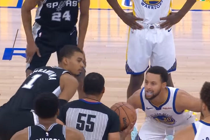 NBA: Κλάμα με Βικτόρ Γουεμπανιαμά και Στεφ Κάρι, πήδηξαν μαζί στο εναρκτήριο τζάμπολ του Γουόριορς – Σπερς