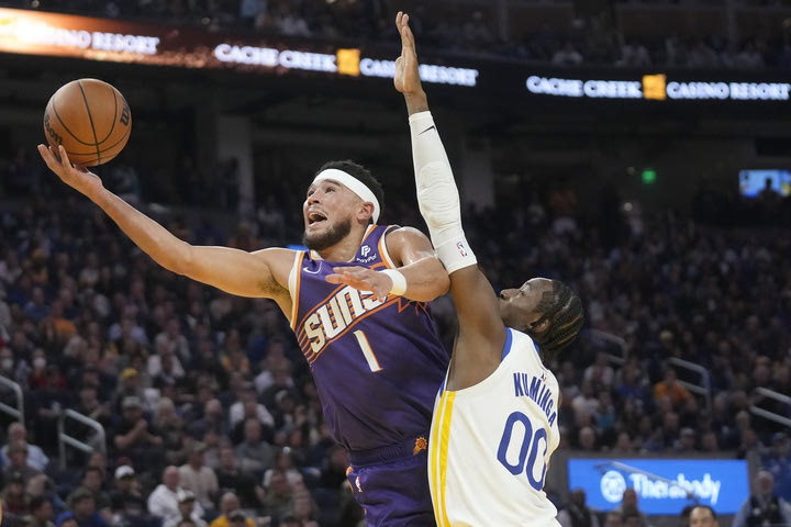 NBA: Μαγικός Μπούκερ, εκτέλεσε τους Γουόριορς στο Σαν Φρανσίσκο – νίκη με 108-104 των Σανς