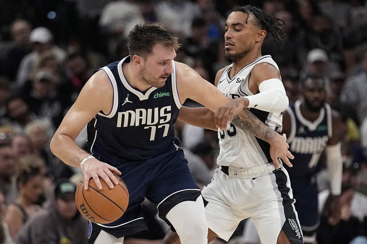NBA: Ο “τριπλός” Ντόντσιτς και ο Ίρβινγκ λύγισαν τον υπέροχο Γουεμπανιαμά στο Σαν Αντόνιο, νίκη 126-119 με των Μάβερικς