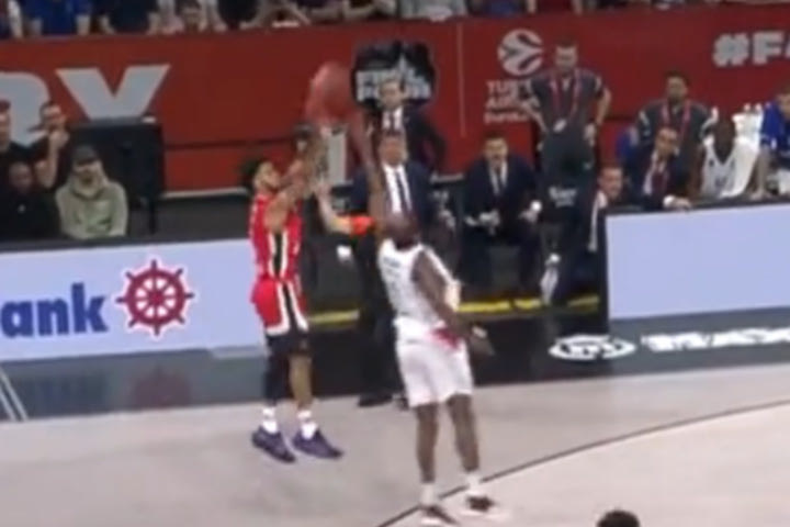 Final Four 2022, Ολυμπιακός: Ο Ντόρσεϊ έβαλε τρελό buzzer beater τρίποντο στο τέλος της τρίτης περιόδου
