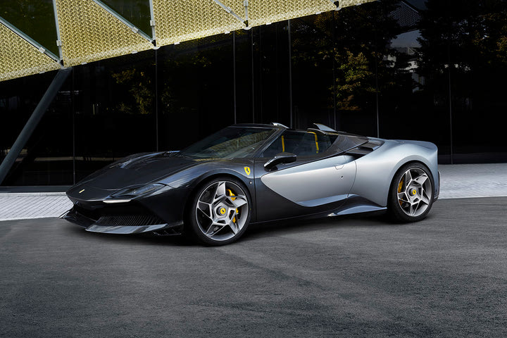 H Ferrari SP-8 είναι ένα roadster χωρίς οροφή διότι έτσι το ήθελε ο μοναδικός άνθρωπος που θα την αποκτήσει