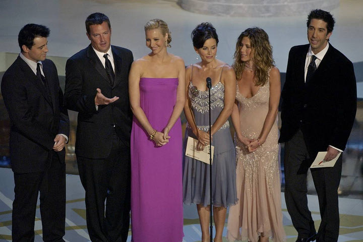 Matthew Perry: Γιατί σιωπούν οι πρωταγωνιστές των Friends για τον θάνατό του;