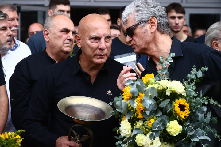 Η συγκλονιστική στιγμή που ο Γκάλης αγκαλιάζει την Γιούλα Ιωαννίδη και κλαίνε μαζί