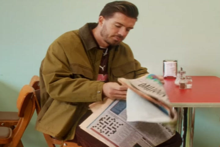 Μάντσεστερ Σίτι: Ο Γκρίλις ποζάρει με κλασσικό 80s στιλ, διαβάζοντας εφημερίδα σε καφενείο