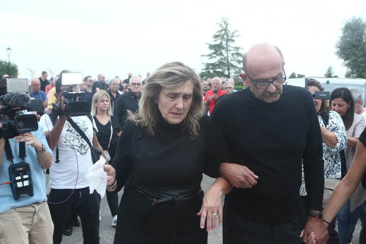 Γιάννης Ιωαννίδης: Συντετριμμένη η σύζυγος του “Ξανθού”, Γιούλα, στην κηδεία του