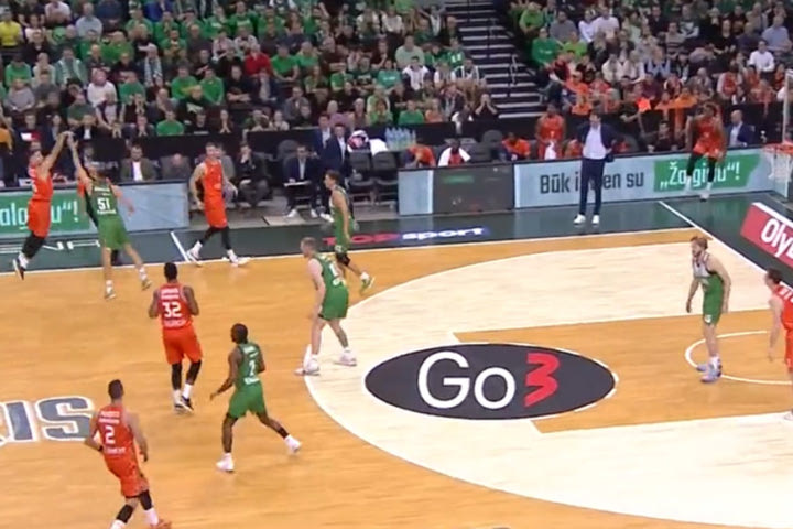 Ζάλγκιρις – Βαλένθια: Το εντυπωσιακό buzzer beater του Γιόβιτς από το κέντρο που έστειλε το ματς στο +22
