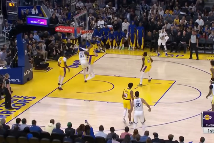 NBA: Blooper με τον Κουμίνγκα, πάσαρε στον Στεφ Κάρι που βρισκόταν εκτός γηπέδου