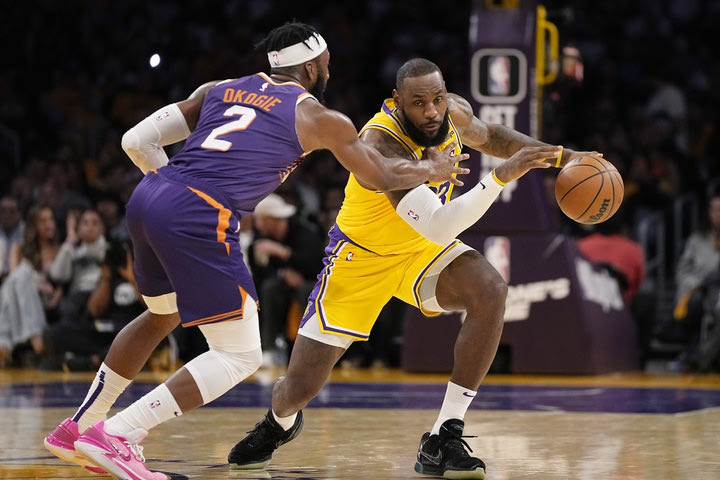NBA: ΛεΜπρόν και Ντέιβις λύγισαν τον απίθανο Ντουράντ, νίκη με 100-95 των Λείκερς επί των Σανς