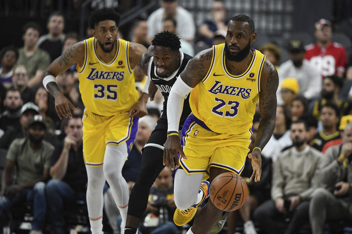 NBA: Ο ΛεΜπρόν Τζέιμς πάτησε παρκέ και οι Λέικερς λύγισαν με 129-126 τους Νετς στο Λ.Α