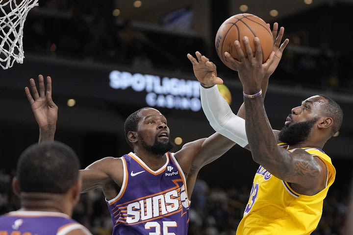 NBA: ΛεΜπρόν Τζέιμς και Κέβιν Ντουράντ τέθηκαν για πρώτη φορά αντιμέτωποι σε αγώνα έπειτα από 5 χρόνια