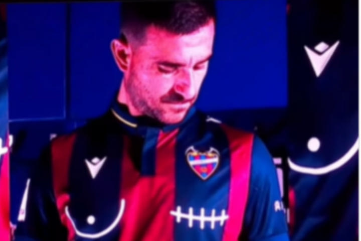 Η ξεχωριστή φανέλα της Λεβάντε που στηρίζει τις γυναίκες που δίνουν μάχη με τον καρκίνο του μαστού