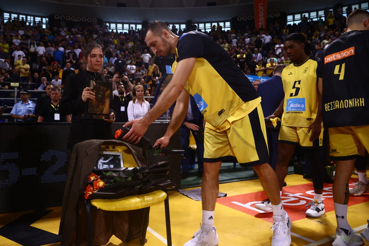 Άρης – Ολυμπιακός: Οι παίκτες των δύο ομάδων άφησαν λουλούδια στη θέση με το σακάκι του Γιάννη Ιωαννίδη