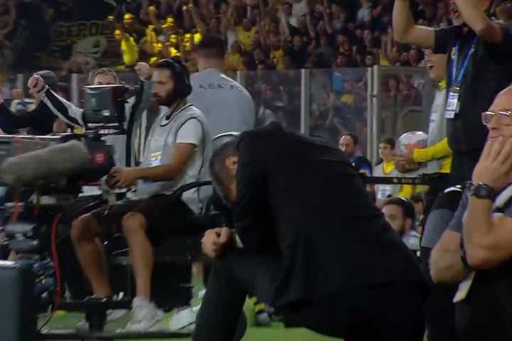 Η αντίδραση του Λουτσέσκου μετά το 2-0 της ΑΕΚ