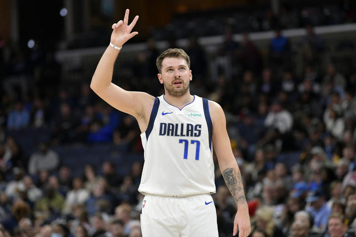 NBA: Οι “καυτοί” Μάβερικς λύγισαν με 114-105 τους Μπουλς με μέτριο Ντόντσιτς, αλλά 20 τρίποντα