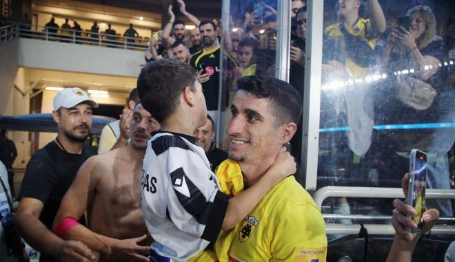 Μάνταλος και Γαλανόπουλος πήγαν στον μικρό φίλο του ΠΑΟΚ, ο πρώτος τον πήρε αγκαλιά