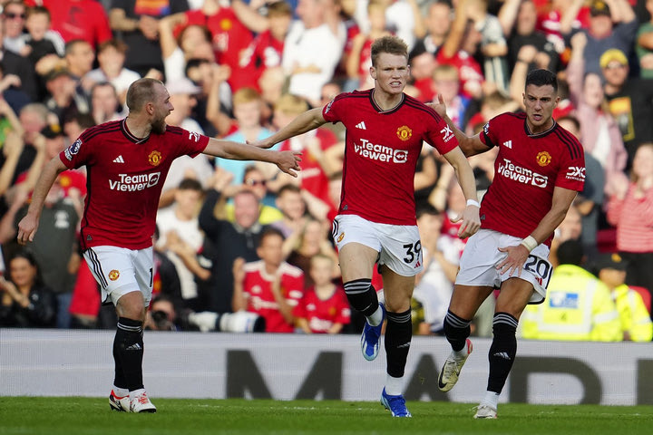 Premier League: Ο Μακτόμινεϊ έσωσε τη Μάντσεστερ Γιουνάιτεντ με δύο γκολ στις καθυστερήσεις, ξέσπασε η Τσέλσι