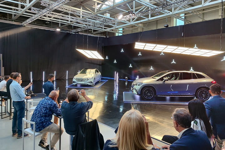 Διπλή παρουσίαση της Mercedes-Benz στην Ελλάδα, με τον Λευτέρη Πετρούνια guest και πραγματικό star