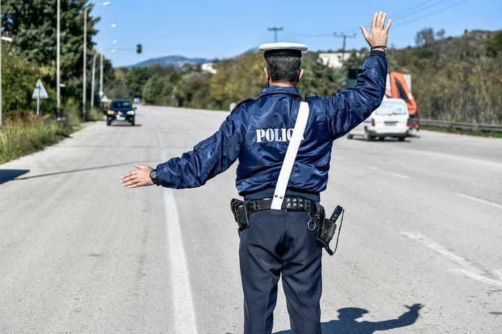 Απαγόρευση κίνησης φορτηγών και ενισχυμένα μέτρα της Τροχαίας για την έξοδο της 28ης Οκτωβρίου