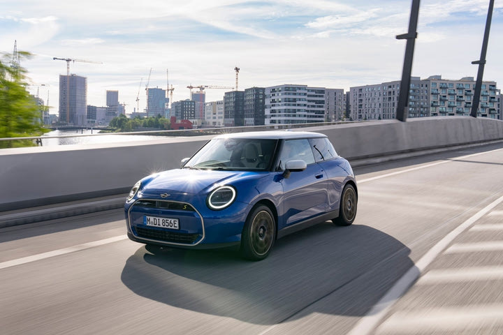 Το Mini Cooper SE το παρκάρεις με το κινητό, χωρίς να είσαι στο τιμόνι