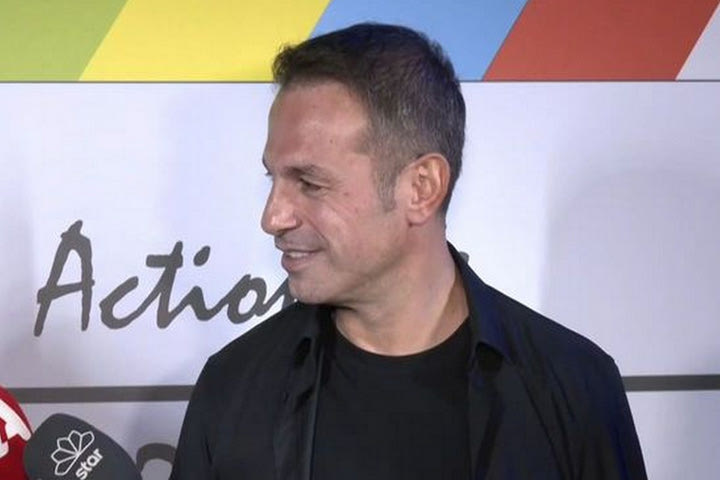 Ντέμης Νικολαΐδης: “Παλιά είχα πολλά κόμπλεξ, ήμουν κλειστός και αντικοινωνικός”