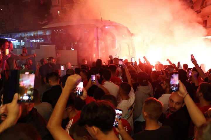 Ολυμπιακός: Αποθεωτική υποδοχή από τους φίλους των ερυθρολεύκων στο Ηράκλειο